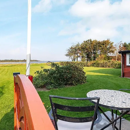 6 Person In Skals-by Traum