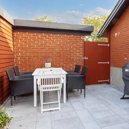 6 Person In Skals-by Traum