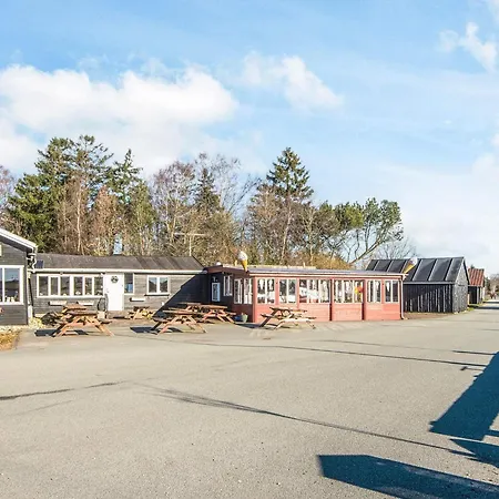 6 Person In Skals-by Traum