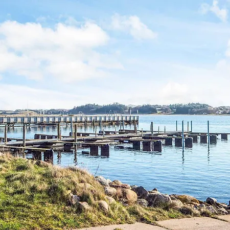 6 Person In Skals-by Traum